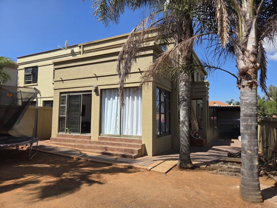 4 Bedroom Property for Sale in Langenhovenpark Free State